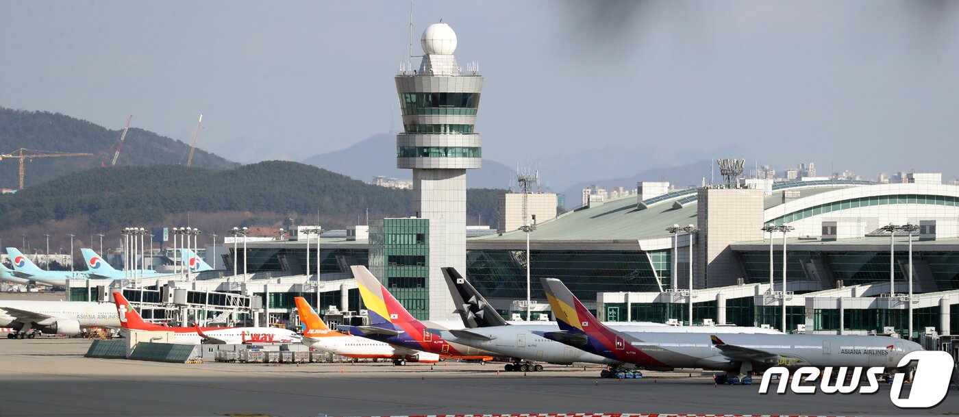 본문 이미지 - 인천국제공항 계류장에 항공기들이 멈춰서 있다. /뉴스1 ⓒ News1 황기선 기자