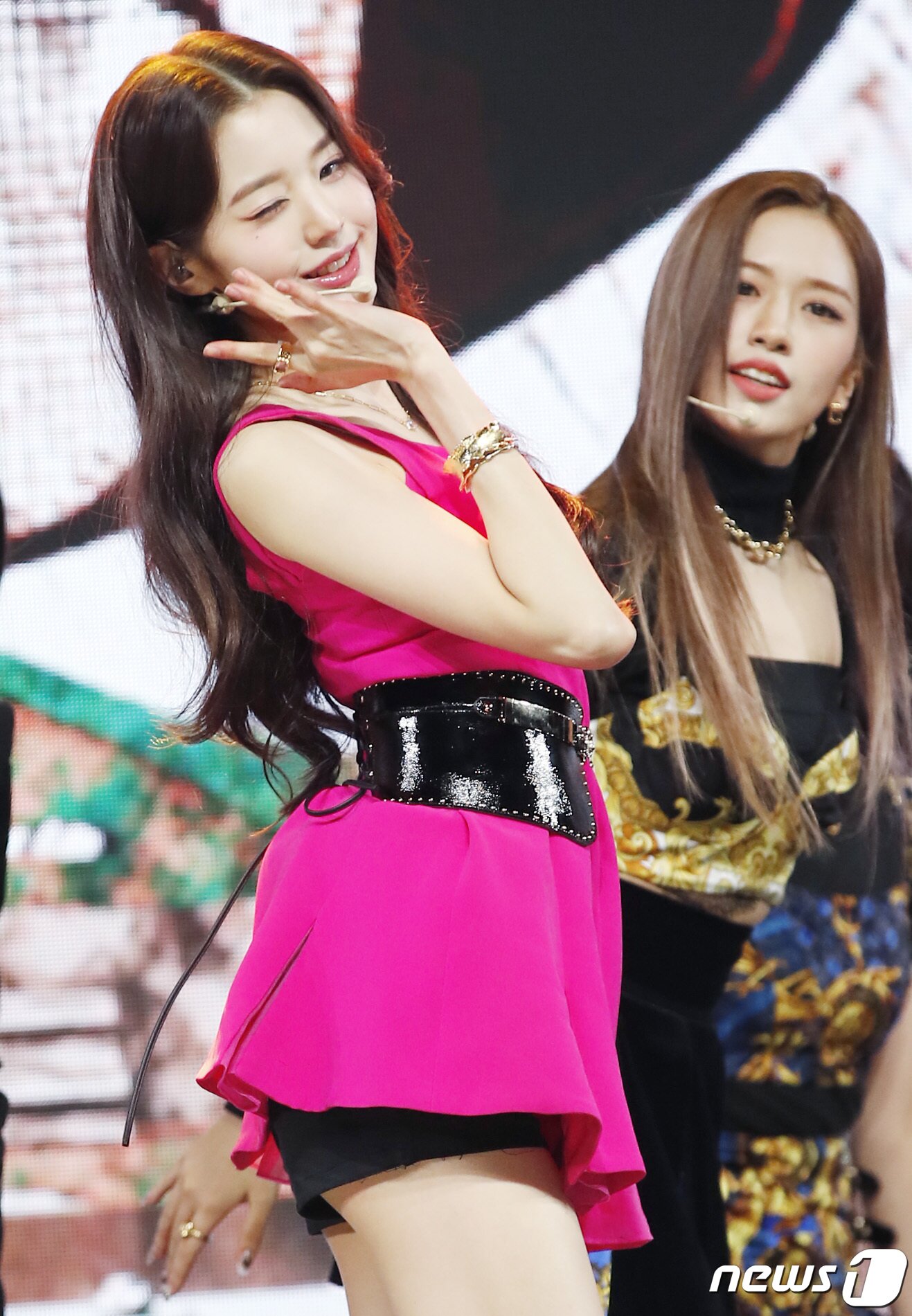 본문 이미지 - 그룹 아이브(IVE) 장원영이 1일 오후 서울 광진구 예스24 라이브홀에서 열린 첫 번째 싱글앨범 '일레븐(ELEVEN)' 데뷔 쇼케이스에 참석해 신곡을 선보이며 치명적인 윙크를 하고 있다. ⓒ News1 권현진 기자