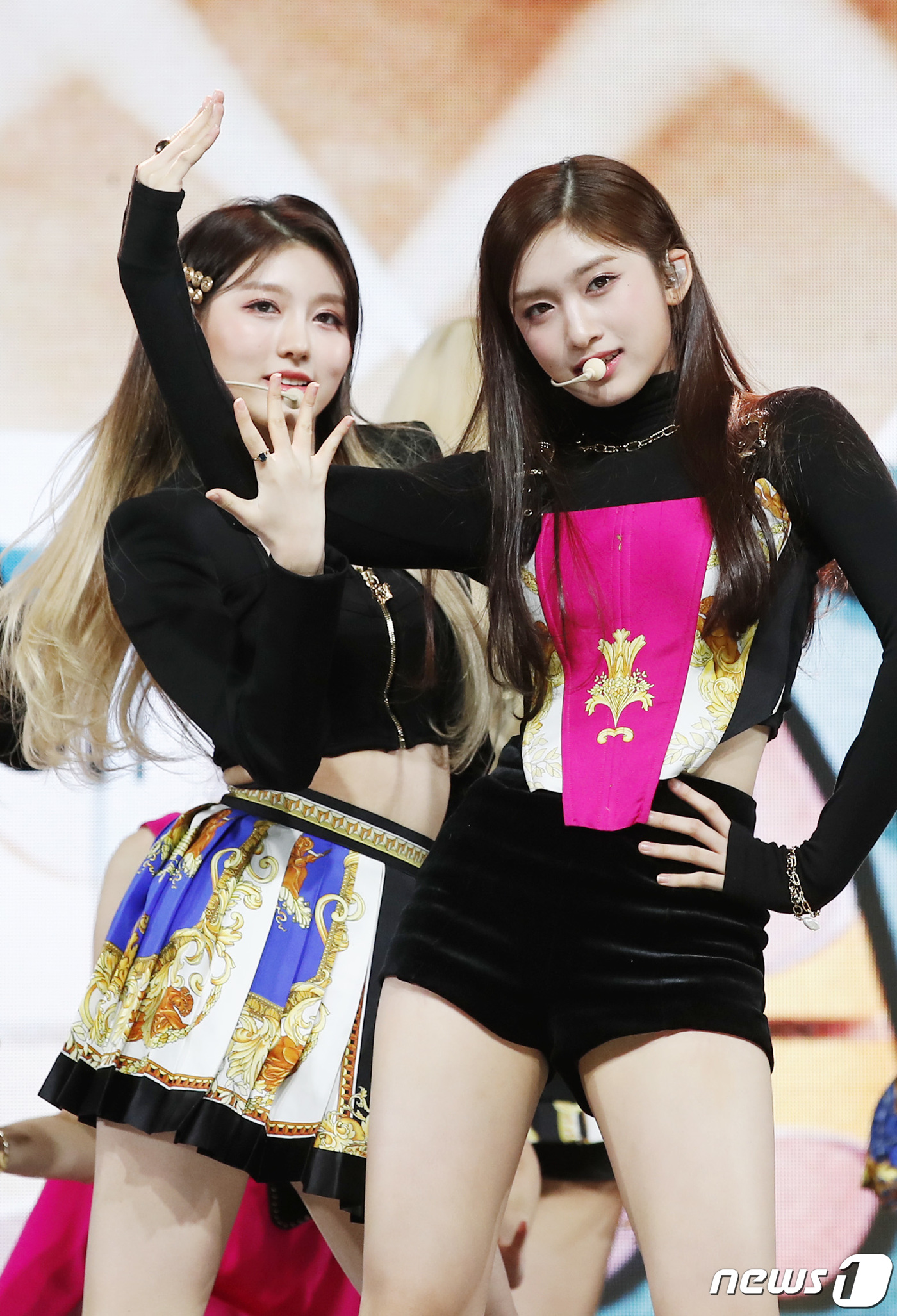 (서울=뉴스1) 권현진 기자 = 그룹 아이브(IVE) 가을, 이서(오른쪽)가 1일 오후 서울 광진구 예스24 라이브홀에서 열린 첫 번째 싱글앨범 '일레븐(ELEVEN)' 데뷔 쇼케 …