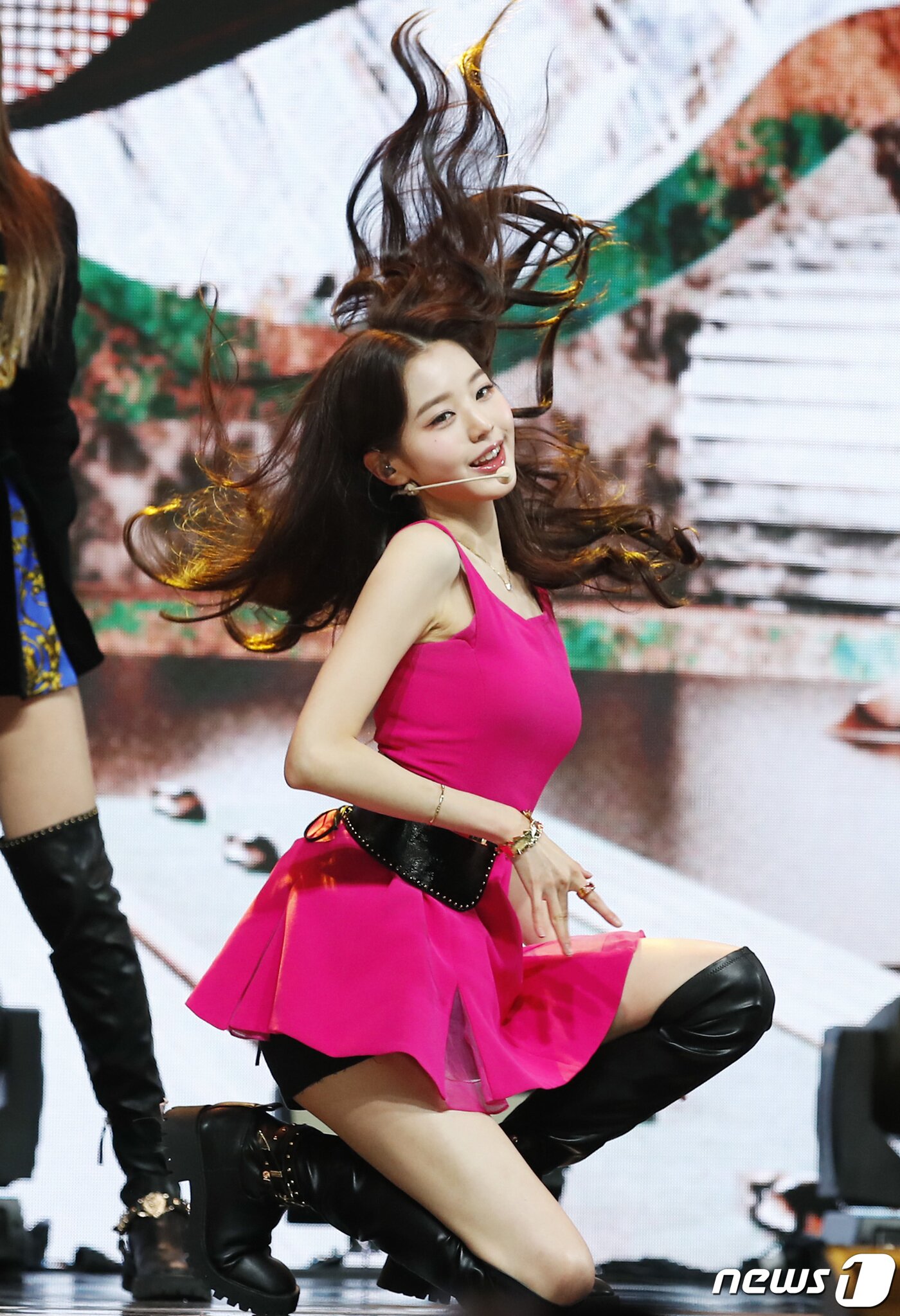 본문 이미지 - 그룹 아이브(IVE) 장원영이 1일 오후 서울 광진구 예스24 라이브홀에서 열린 첫 번째 싱글앨범 '일레븐(ELEVEN)' 데뷔 쇼케이스에 참석해 신곡 '일레븐'을 선보이고 있다. ⓒ News1 권현진 기자