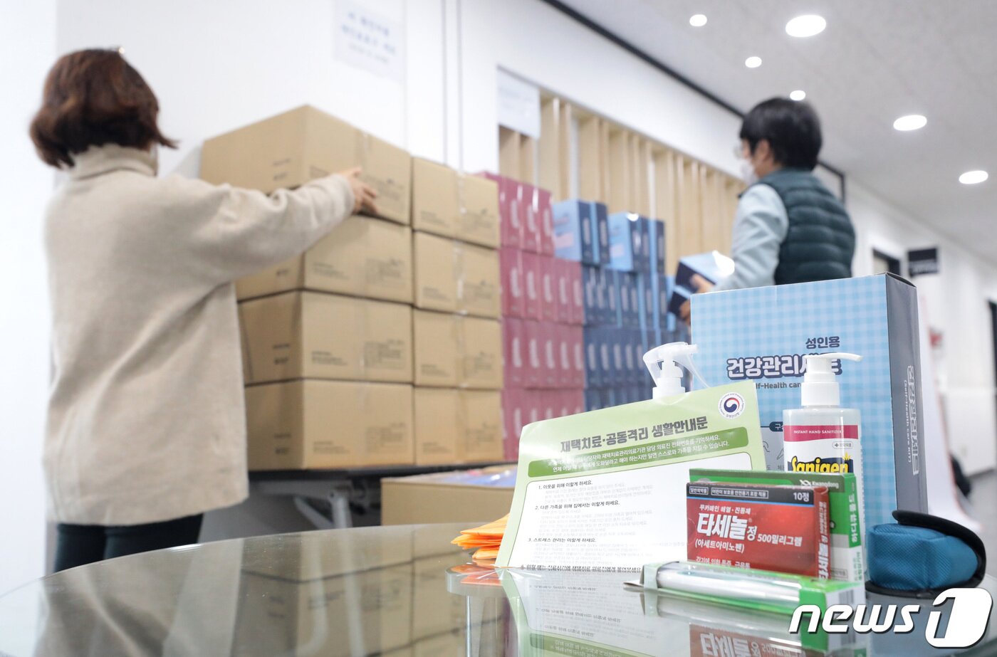 본문 이미지 - 1일 서울시 강남구보건소에서 재택치료 전담TF팀 관계자들이 재택치료 대상자들에게 제공될 키트를 정리하고 있다. 코로나19 확산세로 수도권을 포함한 전국의 병상 부족 사태가 이어지면서 확진자가 재택치료를 우선 받도록 한 정부 방침이 발표됐다. 지자체는 관련 인력 확보에 분주한 모습이며, 재택치료자 수는 급증하고 있다. 중앙사고수습본부&#40;중수본&#41;에 따르면 현재 전국의 재택치료 대상자는 총 1만174명이다. 2021.12.1/뉴스1 ⓒ News1 이성철 기자