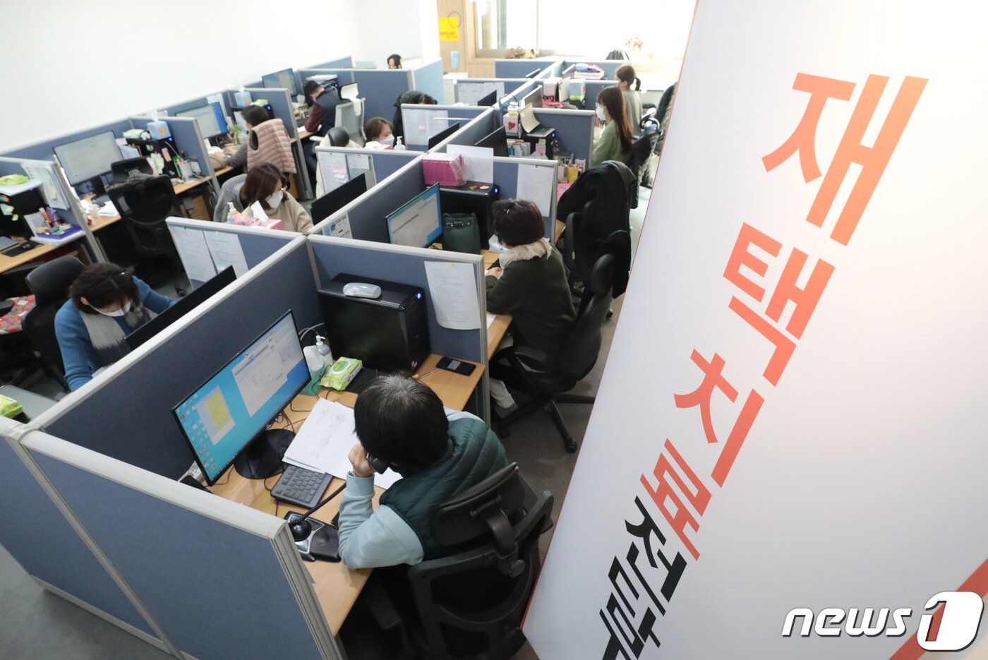 본문 이미지 - 1일 서울시 강남구보건소에서 재택치료 전담TF팀 관계자들이 업무를 보고 있다. 코로나19 확산세로 수도권을 포함한 전국의 병상 부족 사태가 이어지면서 확진자가 재택치료를 우선 받도록 한 정부 방침이 발표됐다. 지자체는 관련 인력 확보에 분주한 모습이며, 재택치료자 수는 급증하고 있다. 중앙사고수습본부&#40;중수본&#41;에 따르면 현재 전국의 재택치료 대상자는 총 1만174명이다. 2021.12.1/뉴스1 ⓒ News1 이성철 기자
