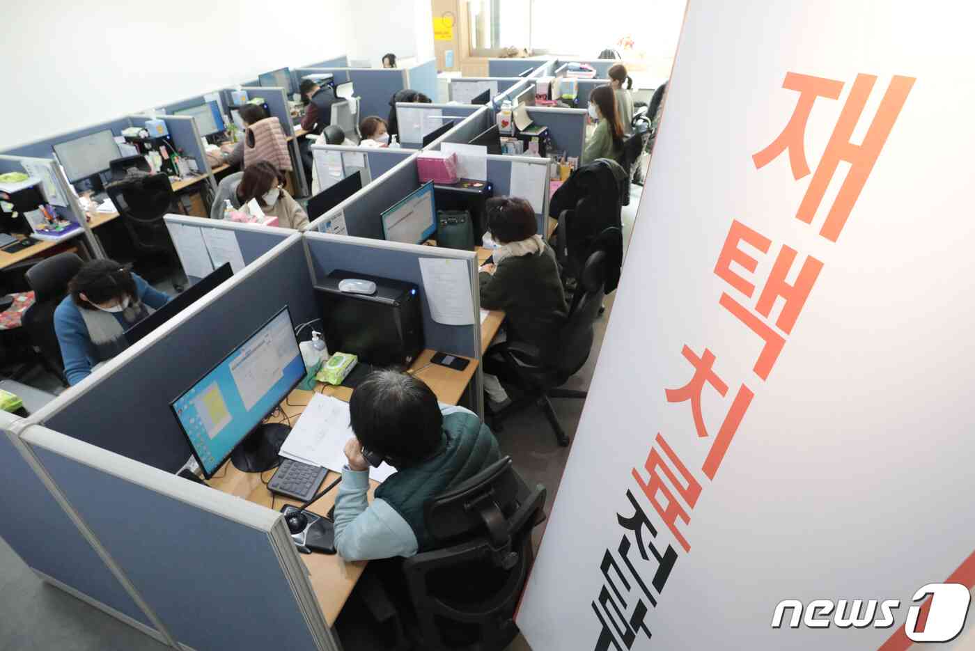 1일 서울시 강남구보건소에서 재택치료 전담TF팀 관계자들이 업무를 보고 있다. 코로나19 확산세로 수도권을 포함한 전국의 병상 부족 사태가 이어지면서 확진자가 재택치료를 우선 받도록 한 정부 방침이 발표됐다. 지자체는 관련 인력 확보에 분주한 모습이며, 재택치료자 수는 급증하고 있다. 중앙사고수습본부(중수본)에 따르면 현재 전국의 재택치료 대상자는 총 1만174명이다. 2021.12.1/뉴스1 © News1 이성철 기자