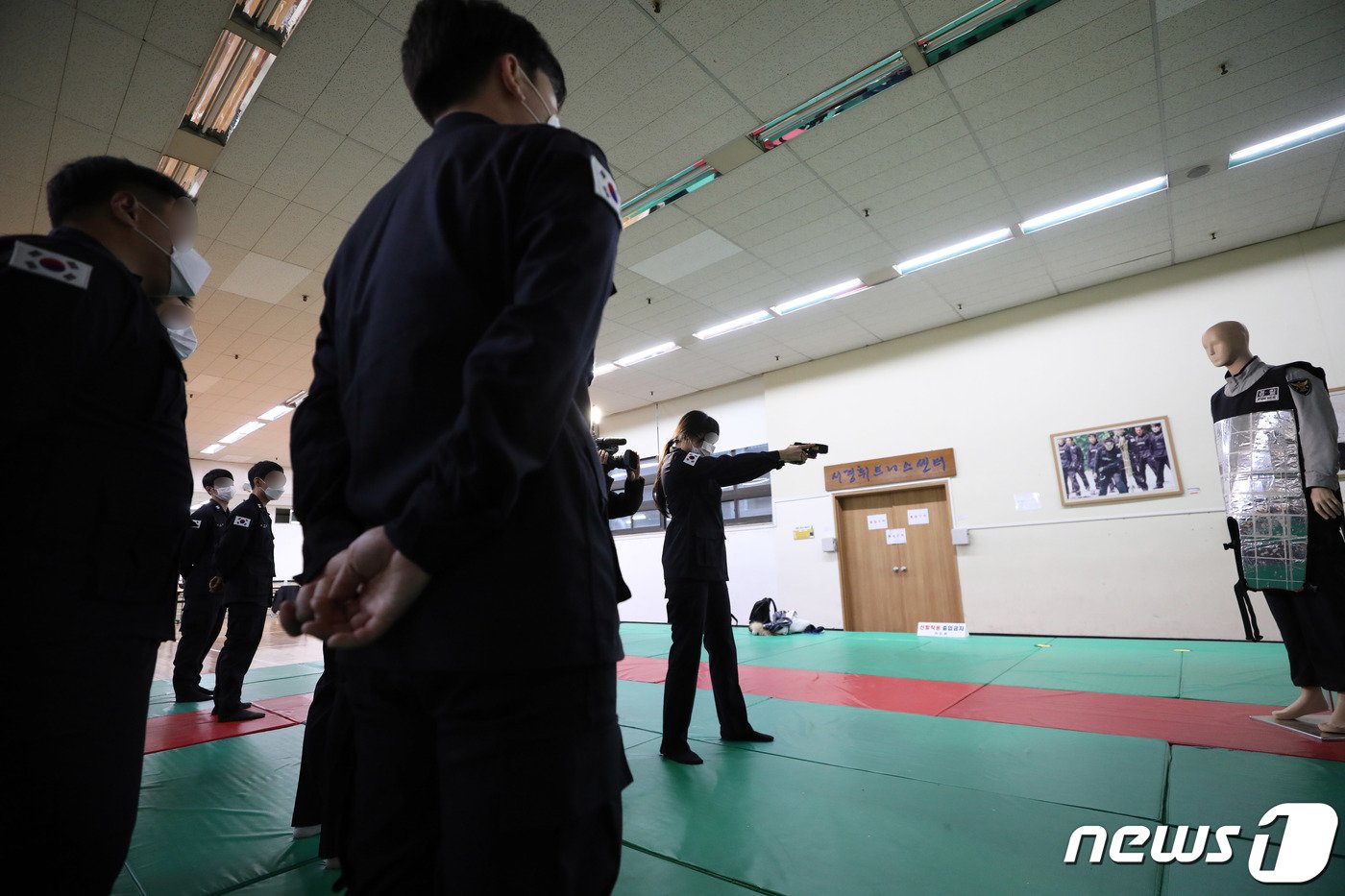 서울 종로구 내자동 서울경찰청 상무관에서 열린 서울경찰청 신임경찰 현장대응력 강화 특별교육에서 물리력행사 훈련의 일환으로 테이저건 사격 훈련을 받고 있다. 2021.12.1/뉴스1 ⓒ News1 박정호 기자