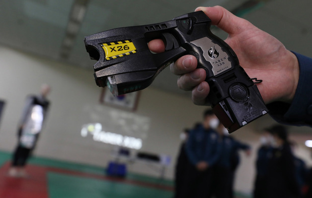 자해 시도하고, 술 취해 난동…'테이저건' 맞고 잇따라 제압