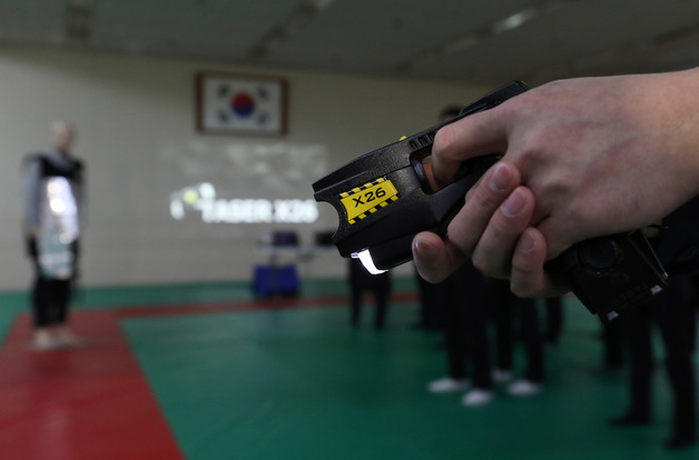 경찰관이 스턴 기능 보여주려다 오발…테이저건 맞은 중학생 입원