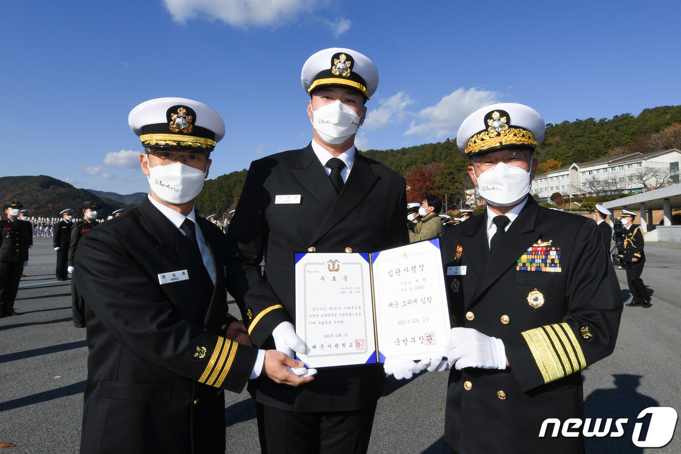 (서울=뉴스1) = 부석종 해군참모총장이 1일 경남 창원 해군사관학교에서 열린 제131기 해군·해병대 학사사관 수료 및 임관식에서 신임장교에게 임관사령장을 수여하고있다.이날 임관식 …