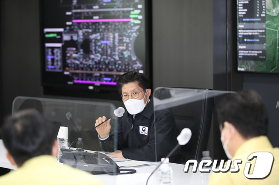인천공항 찾아 입국방역 대응체계 점검 나선 노형욱 장관