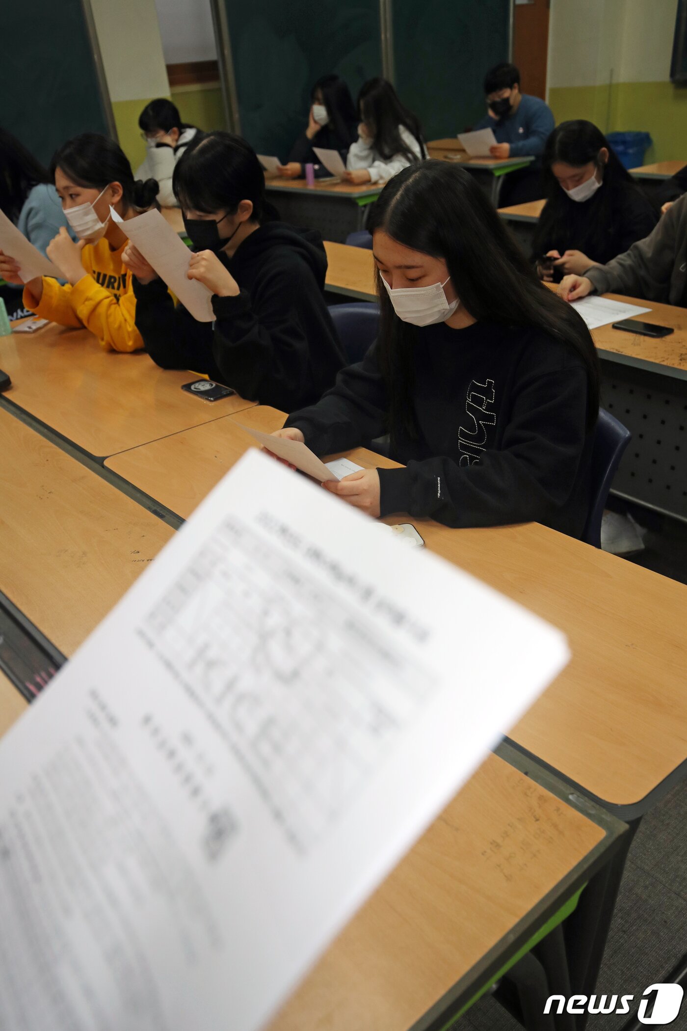 본문 이미지 - 10일 오후 광주 광산구 정광고등학교 한 교실에서 고3 수험생들이 배부받은 수능 성적표를 보고 있다.2021.12.10/뉴스1 ⓒ News1 황희규 기자