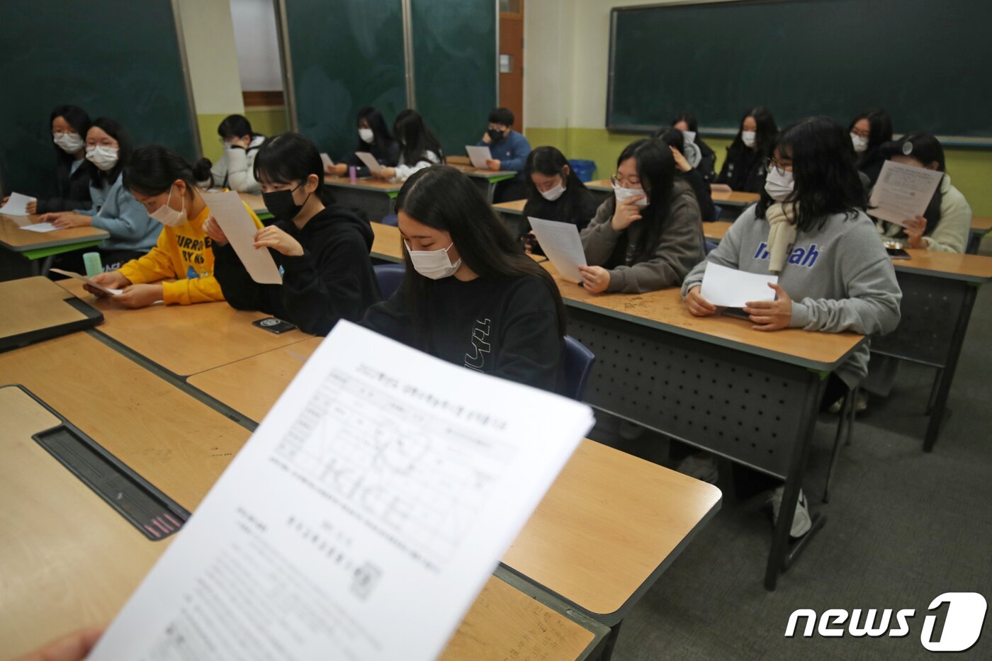 본문 이미지 - 2022학년도 대학수학능력시험 성적표 배부일인 10일 오전 광주 광산구 정광고등학교 한 교실에서 고3 수험생들이 배부받은 수능 성적표를 보고 있다.2021.12.10/뉴스1 ⓒ News1 황희규 기자