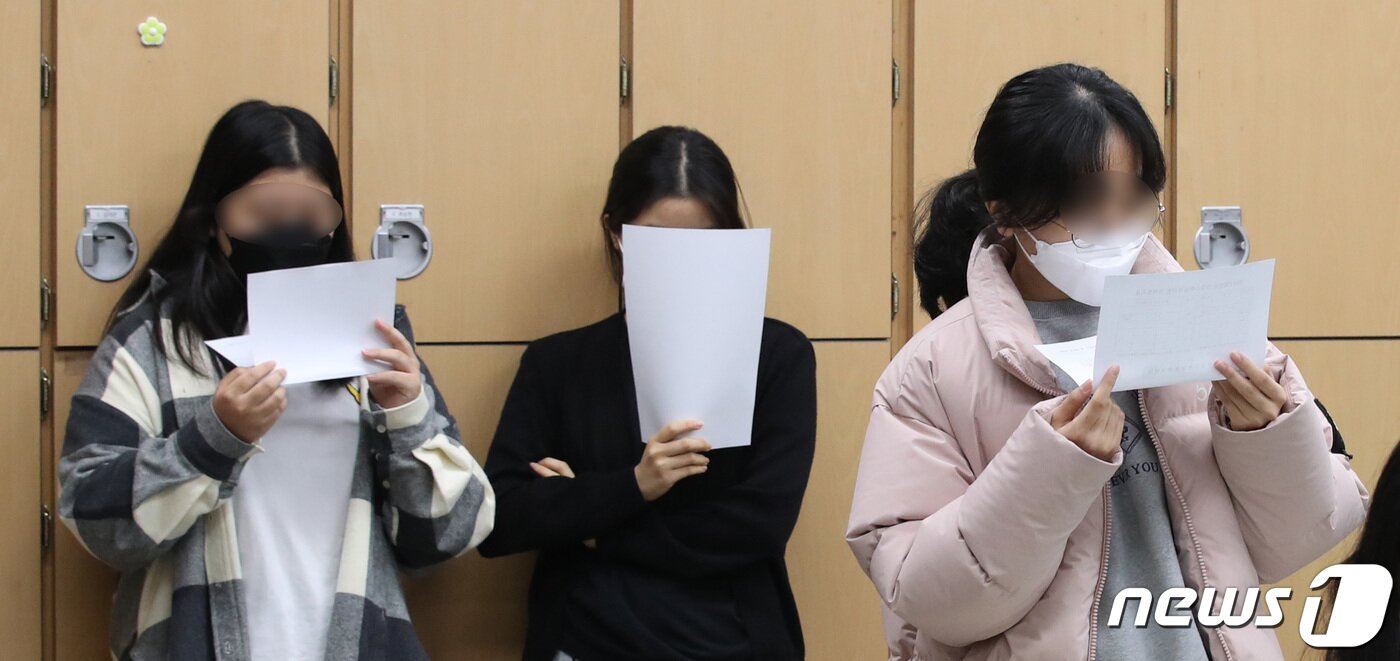본문 이미지 - 2022학년도 대학수학능력시험 성적표 배부일인 10일 서울 송파구 잠신고등학교에서 학생들이 배부받은 성적표를 확인하고 있다. 2021.12.10/뉴스1 ⓒ News1 박지혜 기자