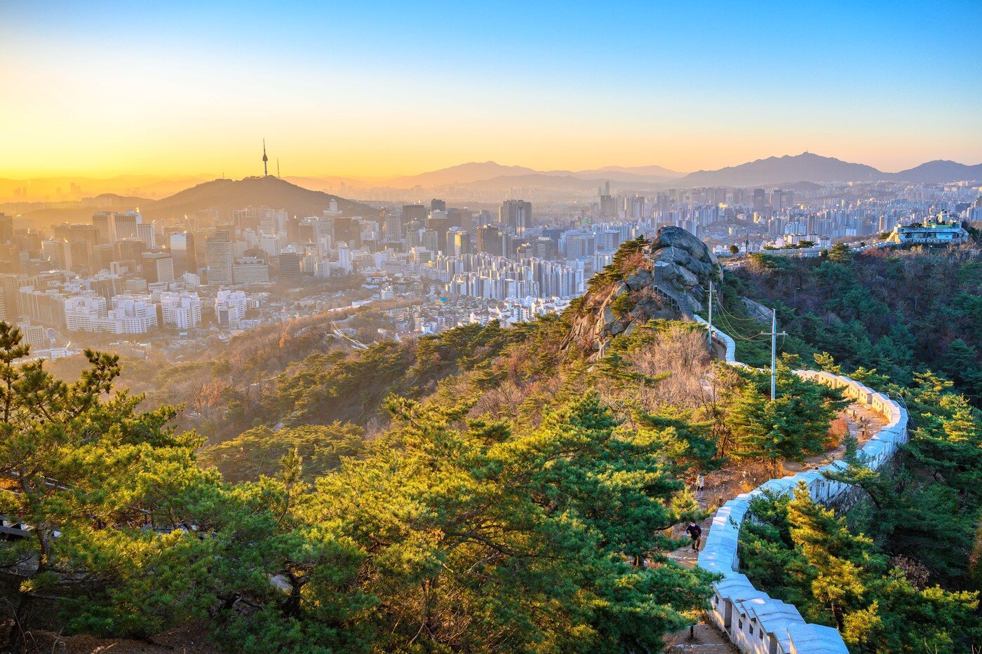 본문 이미지 - 정상으로 가는 능선길에서 바라본 한양도성과 인왕산 범바위. 서울관광재단 제공