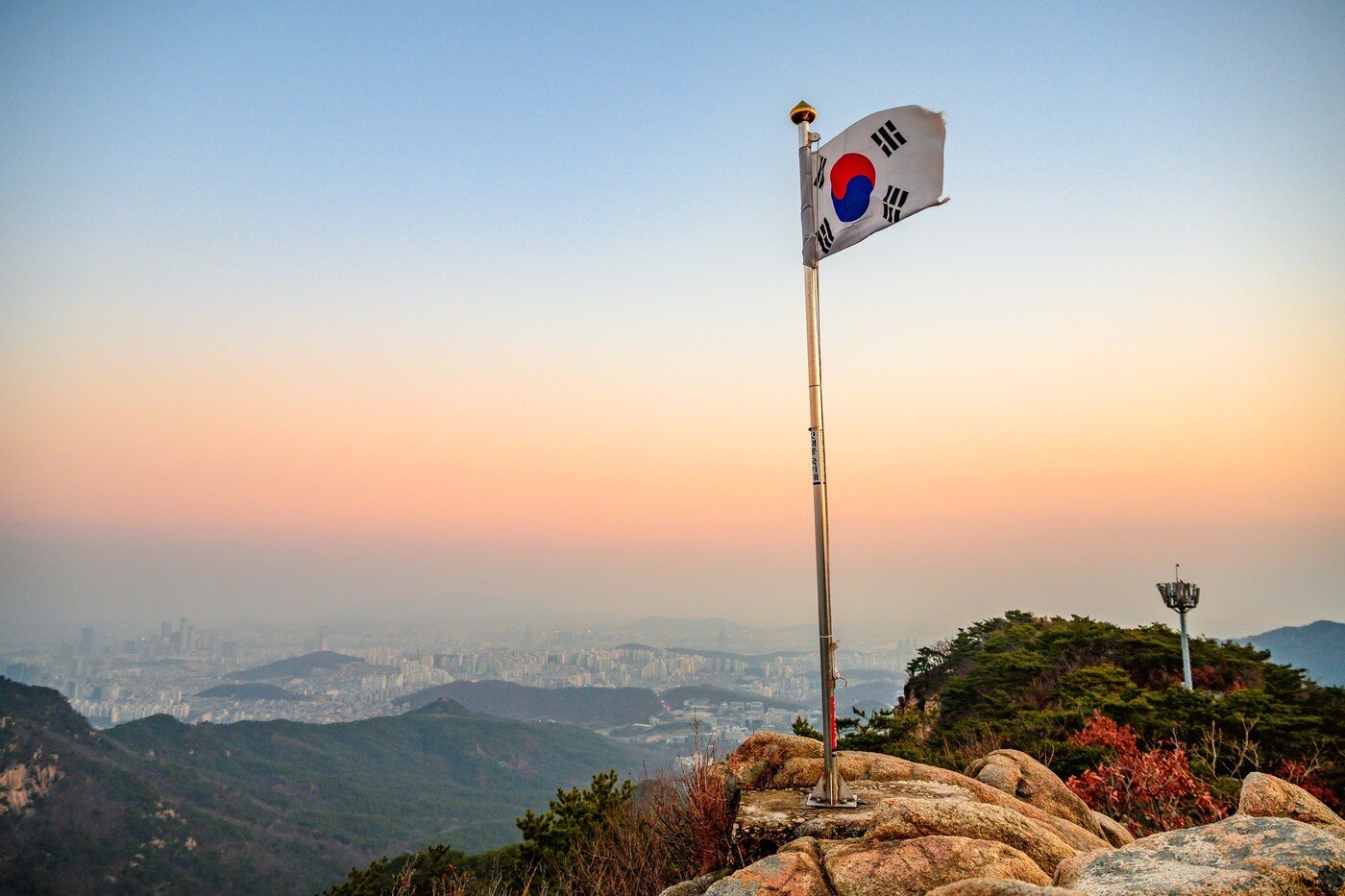 본문 이미지 - 깃대봉 국기봉, 깃대봉은 날카로운 바위가 쌓여있어 추락 위험이 높다. 서울관광재단 제공