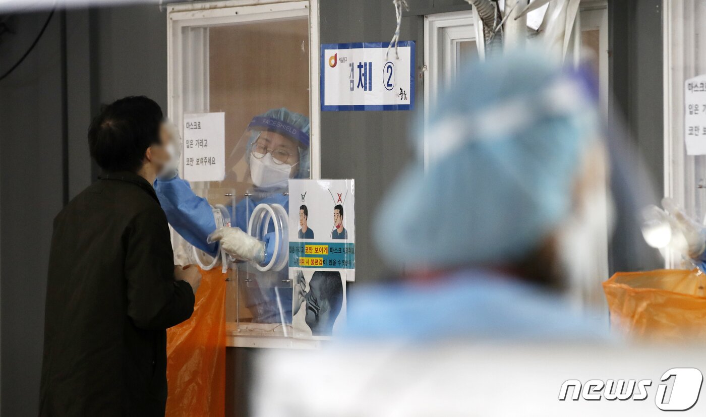 본문 이미지 - 질병관리청 중앙방역대책본부는 10일 0시 기준 신종 코로나바이러스 감염증(코로나19) 신규 확진자가 7022명 발생했다고 이날 밝혔다. 국내 첫 코로나19 유입 이후 최다치를 기록한 8일 7175명보다 153명, 전날(9일) 보다는 80명 적지만 사흘째 7000명대의 확진자가 나왔다. 아울러 역대 세 번째로 많은 규모다. 10일 오전 서울 중구 서울역광장에 마련된 코로나19 임시 선별검사소에서 검사가 진행되고 있다. 2021.12.10/뉴스1 ⓒ News1 이승배 기자