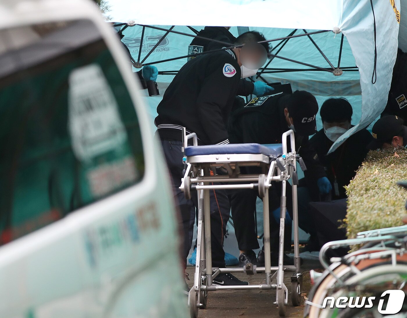 본문 이미지 - 경기 성남시 대장동 개발과 관련해 뒷돈을 챙긴 혐의로 구속영장이 청구된 유한기 전 성남도시개발공사 개발사업본부장(현 포천도시공사 사장)이 자택 인근에서 숨진 채 발견된 10일 오전 경기도 고양시 일산서구 주엽동의 한 아파트 단지에서 경찰 등이 시신을 수습하고 있다. 2021.12.10/뉴스1 ⓒ News1 박정호 기자