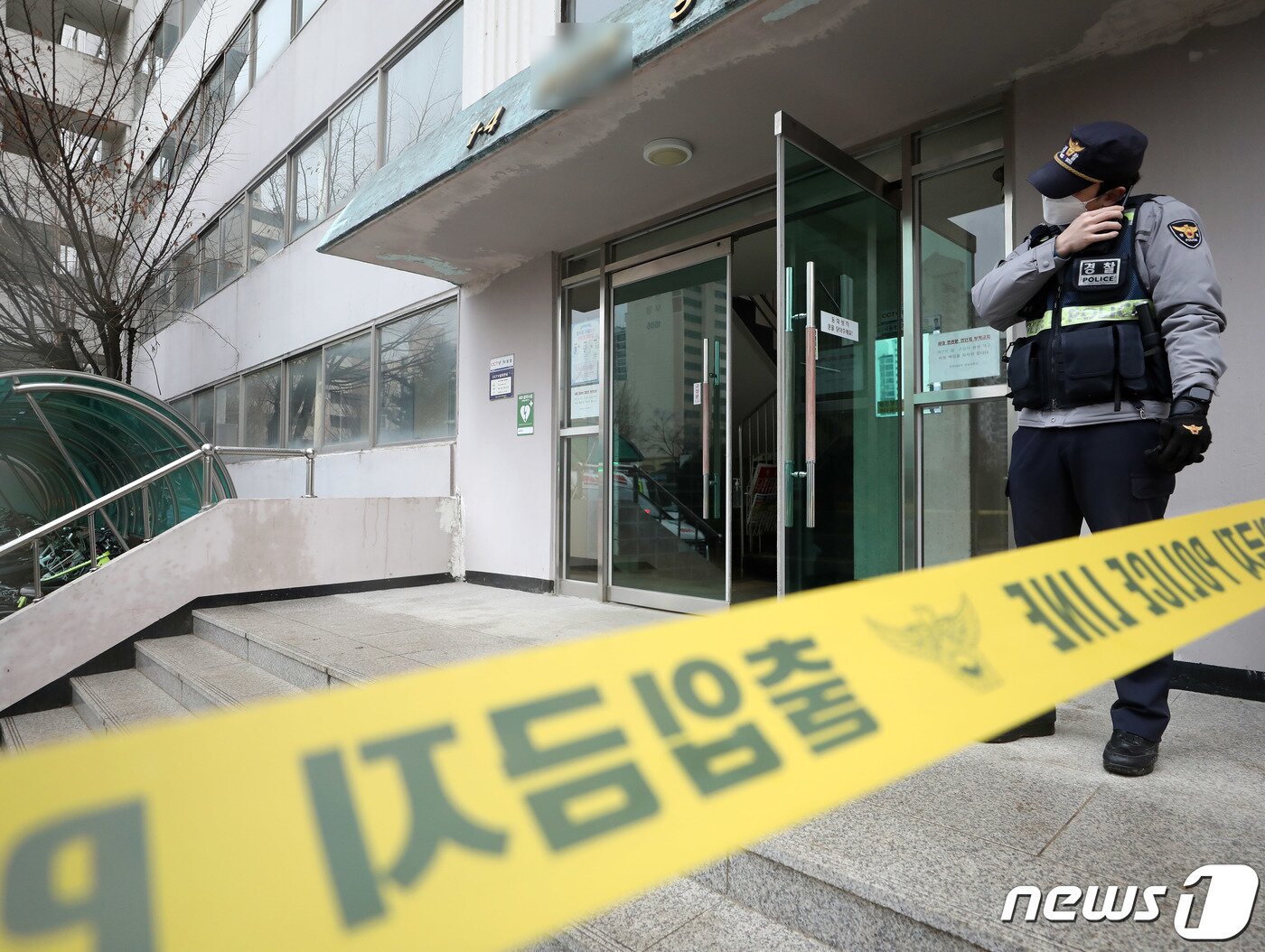 본문 이미지 - 경기 성남시 대장동 개발과 관련해 뒷돈을 챙긴 혐의로 구속영장이 청구된 유한기 전 성남도시개발공사 개발사업본부장(현 포천도시공사 사장)이 자택 인근에서 숨진 채 발견된 10일 오전 경기도 고양시 일산서구 주엽동의 한 아파트 단지에서 경찰이 출입을 통제하고 있다. 2021.12.10/뉴스1 ⓒ News1 박정호 기자