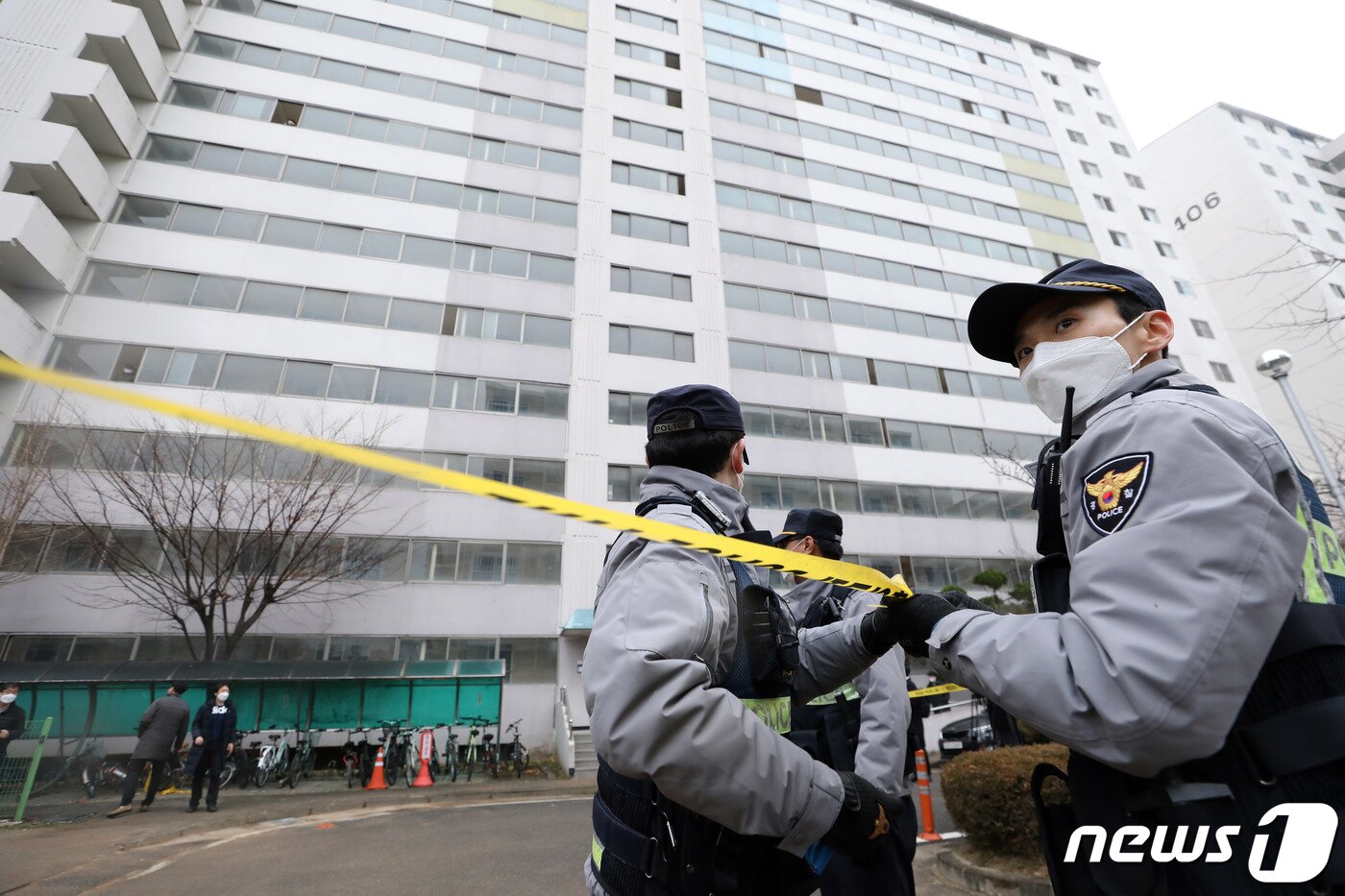 본문 이미지 - 경기 성남시 대장동 개발과 관련해 뒷돈을 챙긴 혐의로 구속영장이 청구된 유한기 전 성남도시개발공사 개발사업본부장(현 포천도시공사 사장)이 자택 인근에서 숨진 채 발견된 10일 오전 경기도 고양시 일산서구 주엽동의 한 아파트 단지에서 경찰이 출입을 통제하고 있다. 2021.12.10/뉴스1 ⓒ News1 박정호 기자