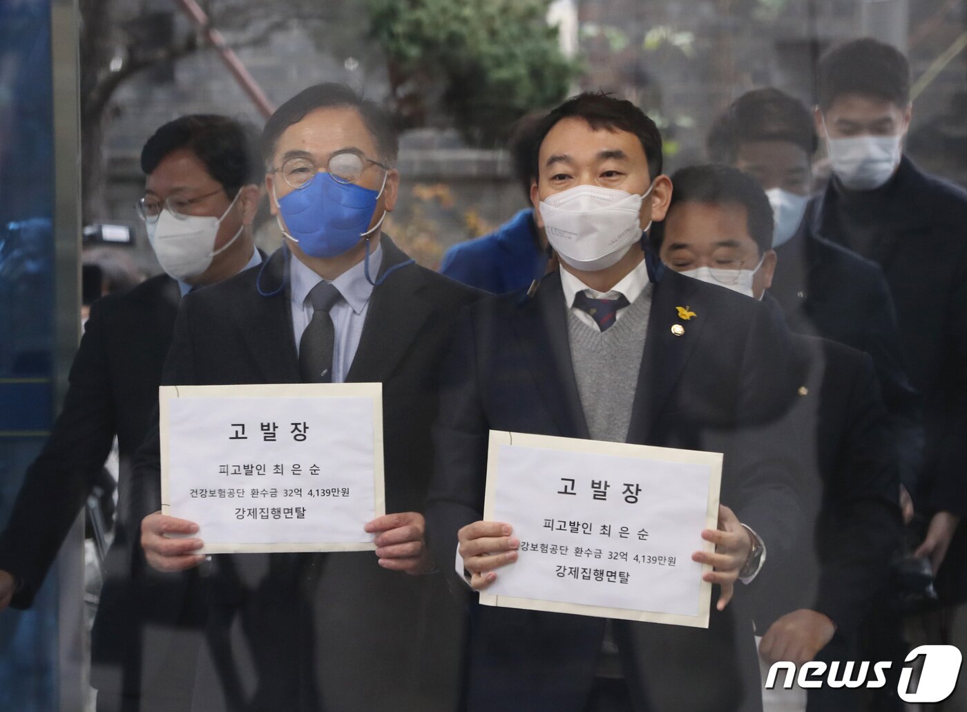 본문 이미지 - 더불어민주당 윤석열 검증 특위 김용민, 박주민, 민병덕 의원과 김승원 의원, 최재관 여주양평지역 위원장 등이 10일 오전 경기도 수원시 장안구 경기남부경찰청 민원실로 공흥지구 개발특혜 수사 촉구 및 윤석열 후보 장모의 양평땅 강제집행 면탈 의혹에 대한 고발장을 접수하러 들어오고 있다. 2021.12.10/뉴스1 ⓒ News1 김영운 기자