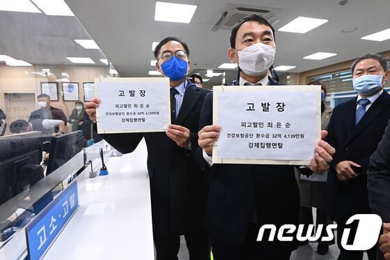 더불어민주당 윤석열 검증 특위 김용민, 박주민, 민병덕 의원과 김승원 의원, 최재관 여주양평지역 위원장 등이 10일 오전 경기도 수원시 장안구 경기남부경찰청 민원실에서 공흥지구 개발특혜 수사 촉구 및 윤석열 후보 장모의 양평땅 강제집행 면탈 의혹에 대한 고발장을 들어보이고 있다. 2021.12.10/뉴스1 © News1 김영운 기자