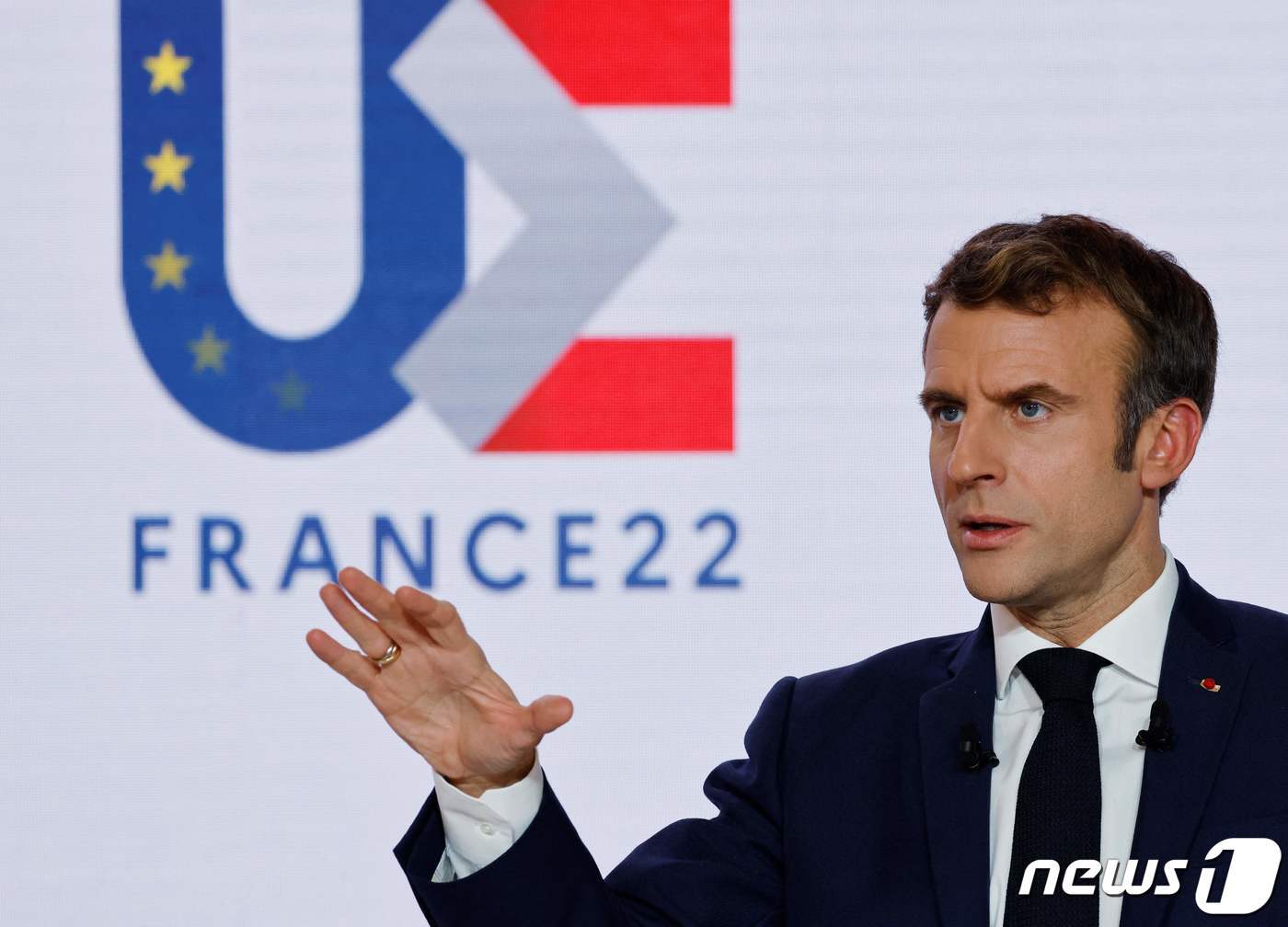 본문 이미지 - 에마뉘엘 마크롱 프랑스 대통령이 9일(현지시간) 파리 엘리제궁에서 내년 EU 순회 의장국 관련 기자회견서 미국이 추진하는 베이징 동계올림픽의 '외교적 보이콧에 동참하지 않겠다고 밝히고 있다. ⓒ AFP=뉴스1 ⓒ News1 우동명 기자