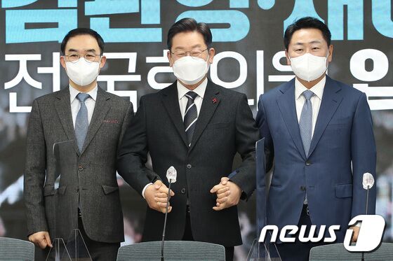 이재명 더불어민주당 대선 후보가 10일 오전 서울 여의도 당사에서 열린 김관영·채이배 전 국회의원 입당식에 참석해 채이배, 김관영 전 바른미래당 의원과 함께 기념촬영을 하고 있다. 2021.12.10/뉴스1 © News1 이승배 기자