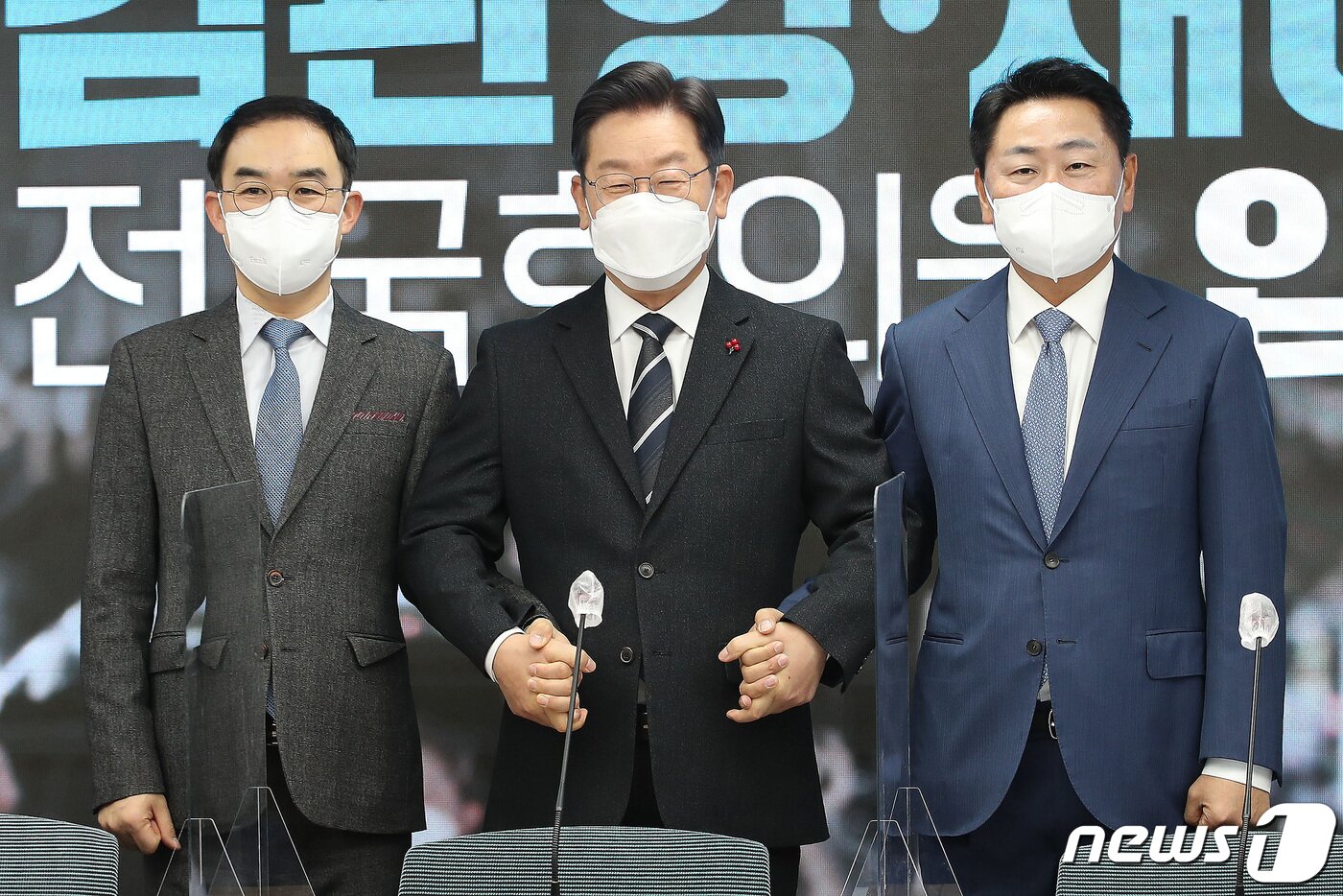 본문 이미지 - 이재명 더불어민주당 대선 후보가 10일 오전 서울 여의도 당사에서 열린 김관영·채이배 전 국회의원 입당식에 참석해 채이배, 김관영 전 바른미래당 의원과 함께 기념촬영을 하고 있다. 2021.12.10/뉴스1 ⓒ News1 이승배 기자