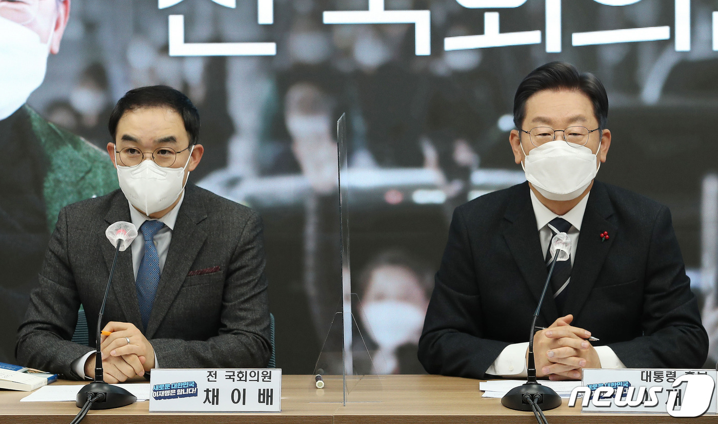 (서울=뉴스1) 이승배 기자 = 채이배 전 바른미래당 의원이 10일 오전 서울 여의도 더불어민주당 당사에서 열린 김관영·채이배 전 국회의원 입당식에 참석해 인사말을 하고 있다. 2 …