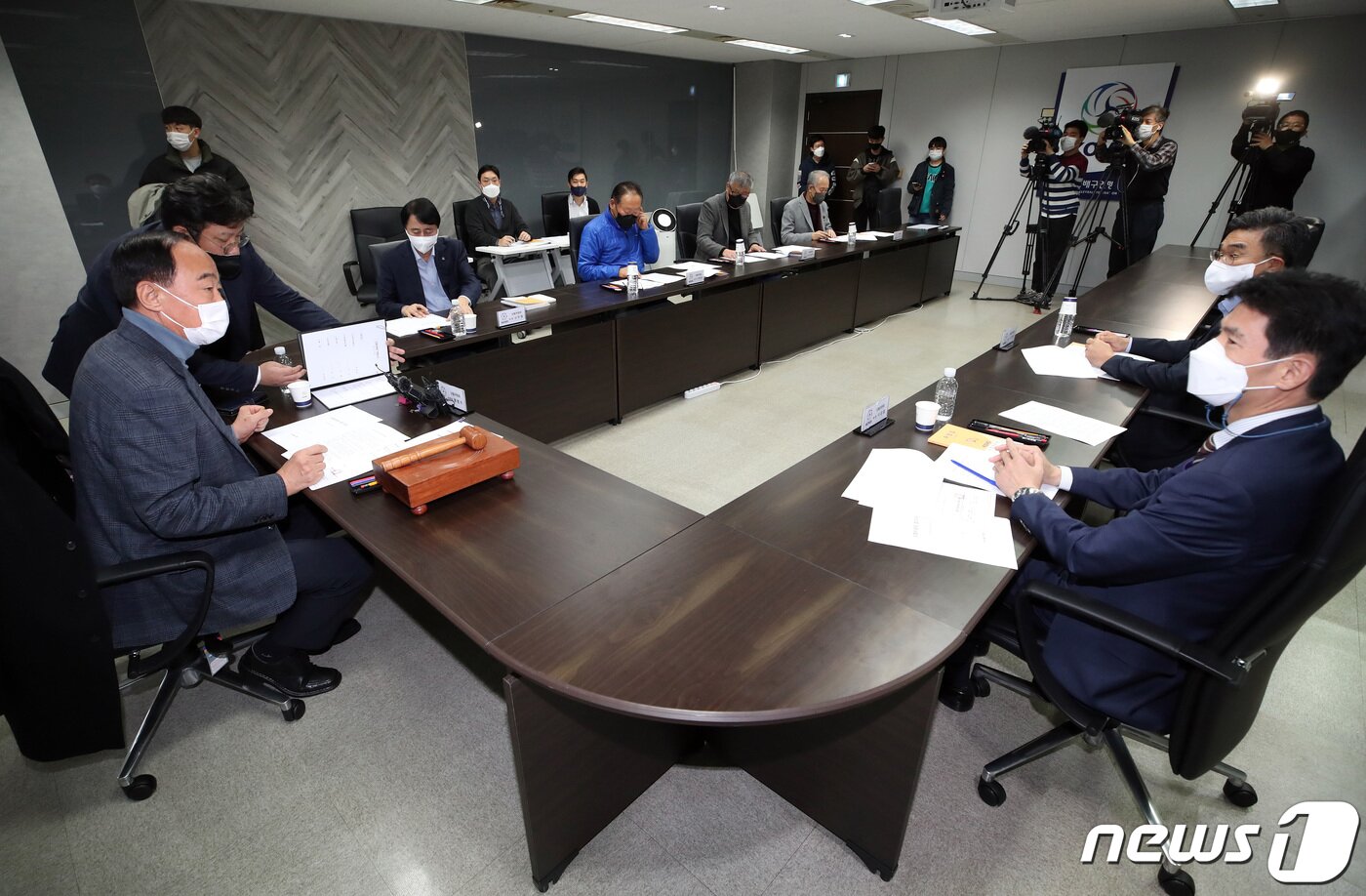 본문 이미지 - 황명석 상벌위원회위원장이 10일 오전 서울 마포구 한국배구연맹&#40;KOVO&#41;에서 무단이탈로 물의를 일으켰던 IBK기업은행의 세터 조송화 회의를 주재하고 있다. 2021.12.10/뉴스1 ⓒ News1 권현진 기자