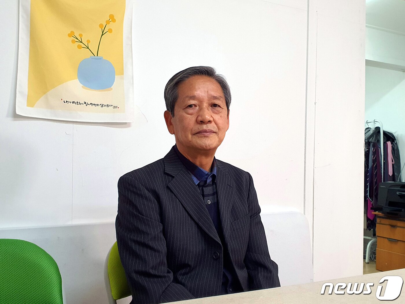 본문 이미지 - 지난 9일 서울 관악구의 한 교회에서 고(故) 정선엽 병장의 친형 정훈채씨가 뉴스1과 인터뷰 도중 사진촬영을 하고 있다.  2021.12.9/뉴스1 ⓒ News1 박동해 기자