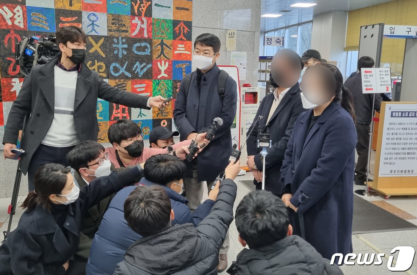 본문 이미지 - 여중생 유가족이 재판을 마친 뒤 취재진 질문에 답하고 있다. ⓒ 뉴스1