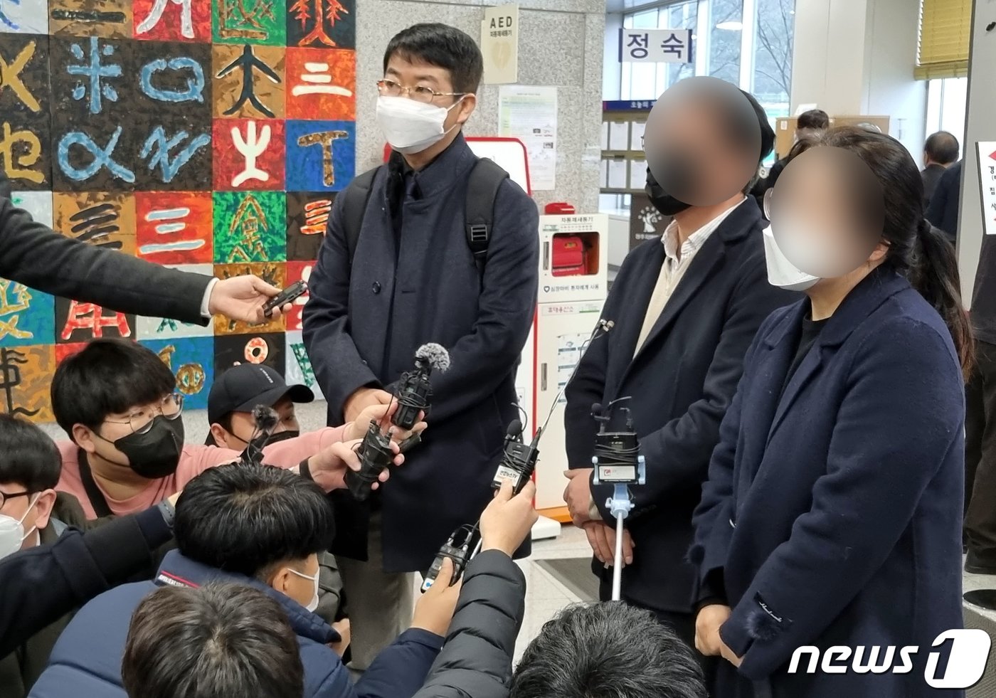 충북 청주 오창 여중생 성범죄 피해자 유가족이 10일 청주지법에서 선고 공판을 마친 뒤 취재진 질문에 답하고 있다. ⓒ News1 김용빈 기자