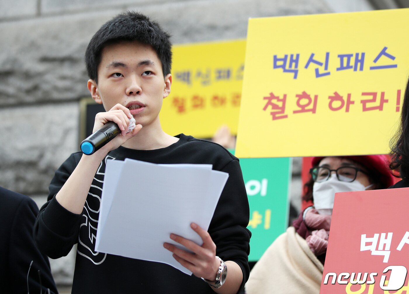 본문 이미지 - 유튜브 채널 '양대림 연구소'를 운영하는 고등학교 3학년 학생 양대림 군이 10일 오후 서울 종로구 헌법재판소 앞에서 열린 기자회견에서 최근 확대된 방역 패스에 대한 헌법소원심판을 정부와 전국 17개 시·도지사를 상대로 청구한다고 밝히고 있다. 양군은 이날 "백신 접종 없이는 식당, 카페뿐 아니라 학원, 독서실의 출입도 제한돼 기본적인 학습권마저 침해당한다＂며 ＂백신 접종을 강제하는 것은 국가에 의한 폭력＂이라고 주장했다. 2021.12.10/뉴스1 ⓒ News1 박지혜 기자