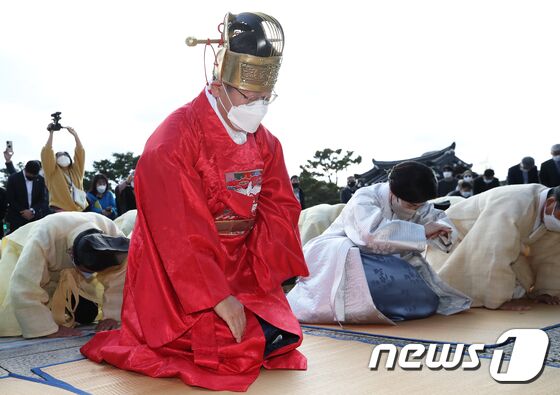 매타버스(매주 타는 민생버스) 다섯번째 행선지로 고향인 대구·경북(TK)을 찾은 이재명 더불어민주당 대선 후보와 부인 김혜경 씨가 10일 오후 경주 이씨 시조 발상지인 경북 경주시 표암재 악강묘를 알묘하며 대통령 출마를 고하고 있다. 이 후보는 오는 13일까지 나흘간 경주, 대구, 칠곡, 안동, 문경, 영천, 포항 등을 차례로 찾아 지지율 최대 취약지역인 TK에서 반등을 노린다. 2021.12.10/뉴스1 © News1 오대일 기자