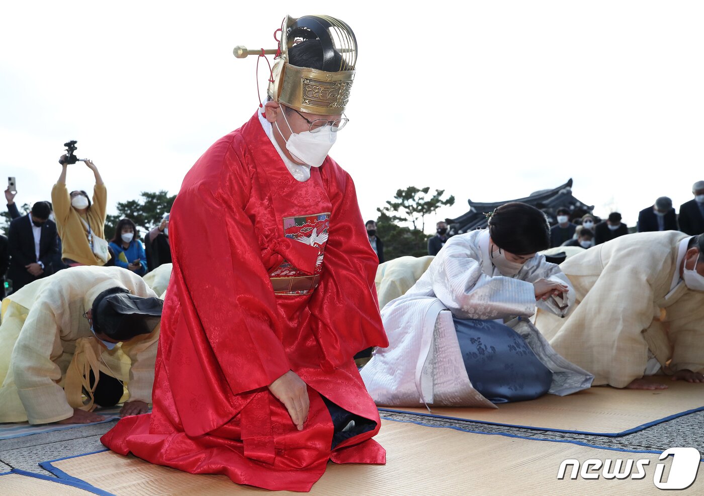 본문 이미지 - 매타버스(매주 타는 민생버스) 다섯번째 행선지로 고향인 대구·경북(TK)을 찾은 이재명 더불어민주당 대선 후보와 부인 김혜경 씨가 10일 오후 경주 이씨 시조 발상지인 경북 경주시 표암재 악강묘를 알묘하며 대통령 출마를 고하고 있다. 이 후보는 오는 13일까지 나흘간 경주, 대구, 칠곡, 안동, 문경, 영천, 포항 등을 차례로 찾아 지지율 최대 취약지역인 TK에서 반등을 노린다. 2021.12.10/뉴스1 ⓒ News1 오대일 기자