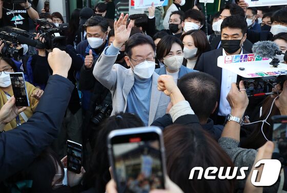 매타버스(매주 타는 민생버스) 다섯번째 행선지로 고향인 대구·경북(TK)을 찾은 이재명 더불어민주당 대선 후보와 부인 김혜경 씨가 10일 오후 경북 경주시 황리단길을 걸으며 시민들에게 인사하고 있다. 이 후보는 오는 13일까지 나흘간 경주, 대구, 칠곡, 안동, 문경, 영천, 포항 등을 차례로 찾아 지지율 최대 취약지역인 TK에서 반등을 노린다. 2021.12.10/뉴스1 © News1 오대일 기자