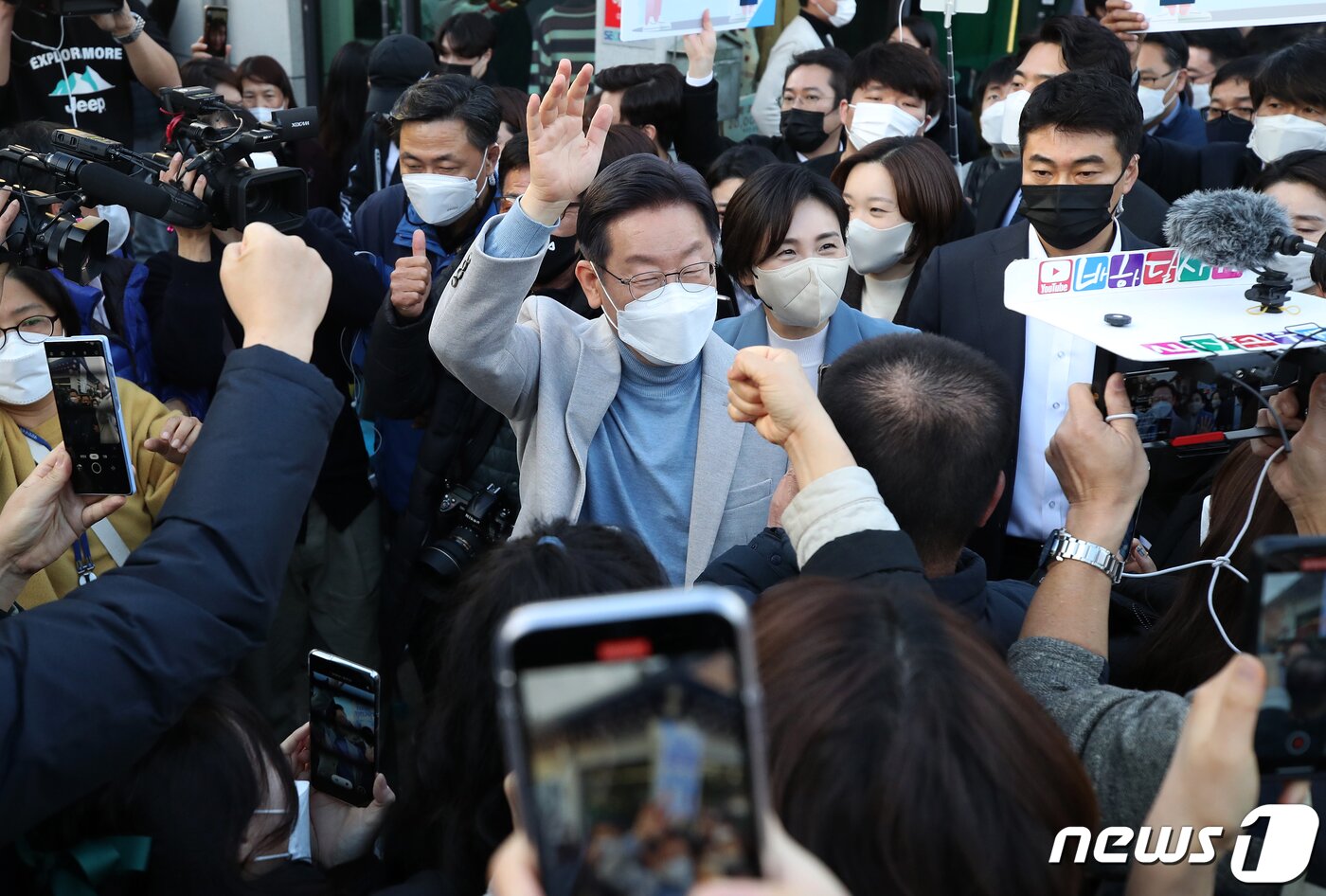 본문 이미지 - 매타버스(매주 타는 민생버스) 다섯번째 행선지로 고향인 대구·경북(TK)을 찾은 이재명 더불어민주당 대선 후보와 부인 김혜경 씨가 10일 오후 경북 경주시 황리단길을 걸으며 시민들에게 인사하고 있다. 이 후보는 오는 13일까지 나흘간 경주, 대구, 칠곡, 안동, 문경, 영천, 포항 등을 차례로 찾아 지지율 최대 취약지역인 TK에서 반등을 노린다. 2021.12.10/뉴스1 ⓒ News1 오대일 기자