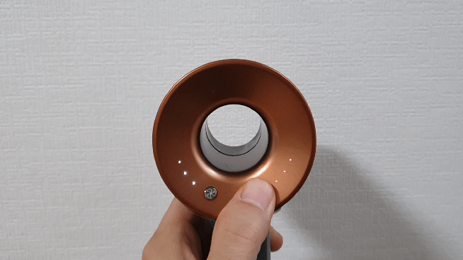 본문 이미지 - 다이슨 슈퍼소닉™ 헤어드라이어의 바람 세기와 온도를 조절하는 모습. ⓒ News1 정상훈 기자