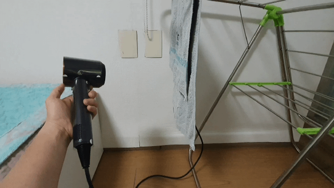 본문 이미지 - 다이슨 슈퍼소닉™ 헤어드라이어의 바람 세기별로 수건이 날리는 모습. ⓒ News1 정상훈 기자