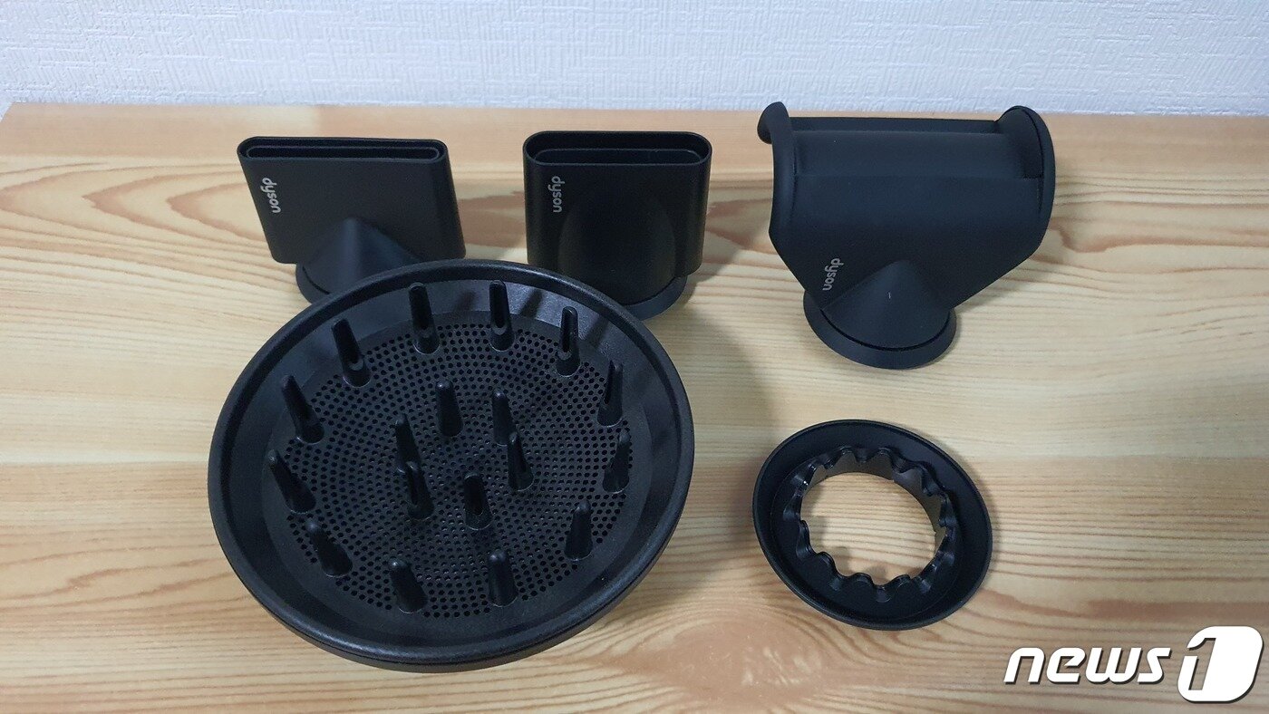 본문 이미지 - 다이슨 슈퍼소닉™ 헤어드라이어의 다섯가지 노즐. 왼쪽 상단부터 시계방향으로 △스타일링 콘센트레이터 △스무딩 노즐 △플라이어웨이 노즐 △젠틀 드라이 노즐 △디퓨저. ⓒ News1 정상훈 기자