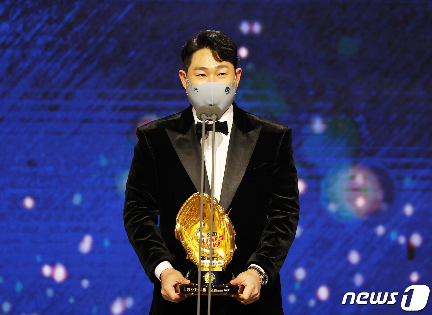 본문 이미지 - 양의지(NC)가 10일 오후 서울 강남구 코엑스 오디토리움에서 열린 2021 신한은행 SOL KBO 골든글러브 시상식에서 지명타자 부문 골든글러브 수상 소감을 밝히고 있다. 2021.12.10/뉴스1 ⓒ News1 조태형 기자