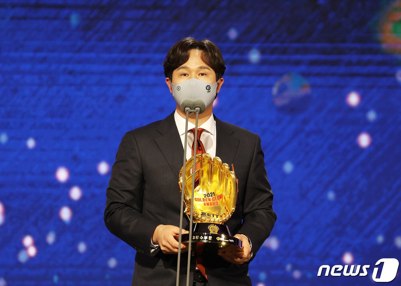 본문 이미지 - 최정(SSG)이 10일 오후 서울 강남구 코엑스 오디토리움에서 열린 2021 신한은행 SOL KBO 골든글러브 시상식에서 3루수 부문 골든글러브 수상 소감을 밝히고 있다. 2021.12.10/뉴스1 ⓒ News1 조태형 기자