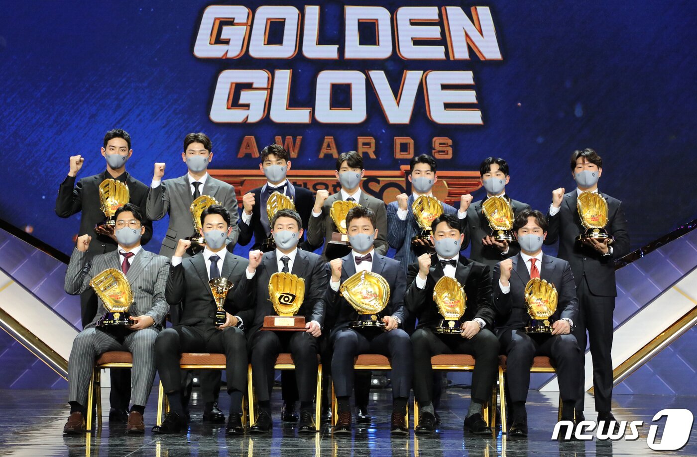 본문 이미지 - 10일 오후 서울 강남구 코엑스 오디토리움에서 열린 2021 신한은행 SOL KBO 골든글러브 시상식에서 수상자들이 포즈를 취하고 있다. 왼쪽위부터 시계방향으로 삼성 구자욱, LG 홍창기, 키움 이정후, SSG 박성한, 키움 김혜성, 미란다 대리 수상한 최우진 두산 통역담당, SSG 최정, NC 양의지, 삼성 강민호, KT 유한준, KT 고영표, KT 강백호. 2021.12.10/뉴스1 ⓒ News1 조태형 기자