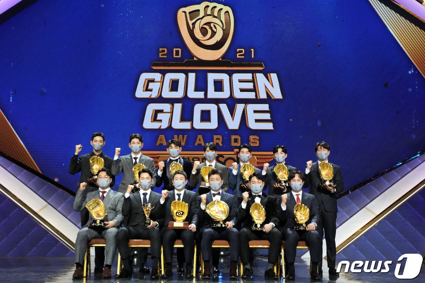 본문 이미지 - 10일 오후 서울 강남구 코엑스 오디토리움에서 열린 2021 신한은행 SOL KBO 골든글러브 시상식에서 수상자들이 포즈를 취하고 있다. 왼쪽위부터 시계방향으로 삼성 구자욱, LG 홍창기, 키움 이정후, SSG 박성한, 키움 김혜성, 미란다 대리 수상한 최우진 두산 통역담당, SSG 최정, NC 양의지, 삼성 강민호, KT 유한준, KT 고영표, KT 강백호. 2021.12.10/뉴스1 ⓒ News1 조태형 기자