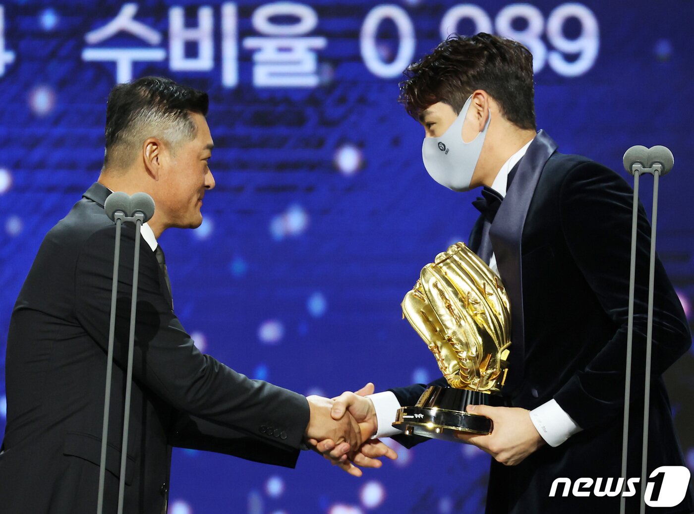 본문 이미지 - 이정후(키움)가 10일 오후 서울 강남구 코엑스 오디토리움에서 열린 2021 신한은행 SOL KBO 골든글러브 시상식에서 외야수 부문 골든글러브를 아버지인 이종범 LG 코치에게 전달받고 있다. 2021.12.10/뉴스1 ⓒ News1 조태형 기자