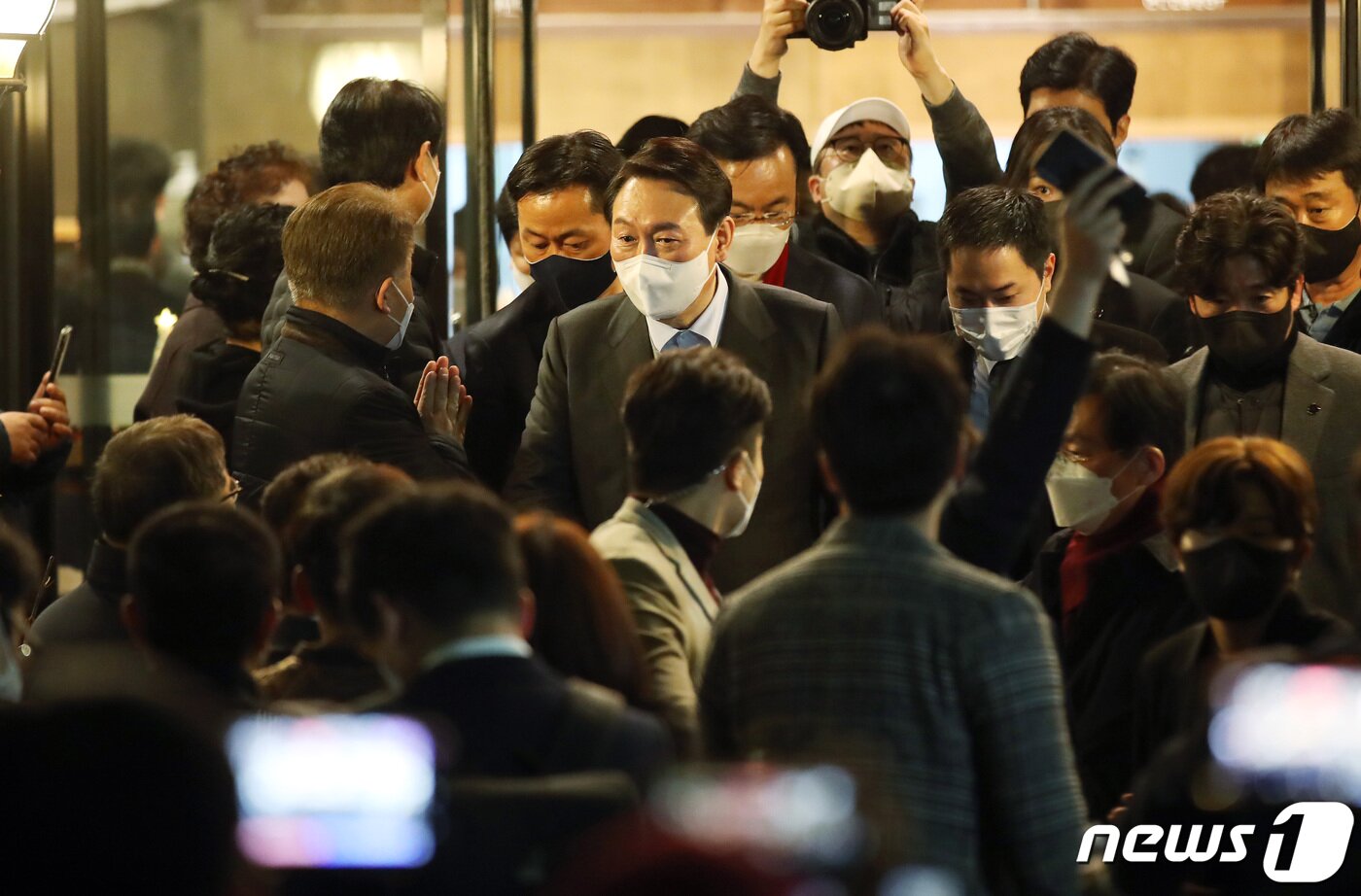 본문 이미지 - 윤석열 국민의힘 대선 후보가 10일 강원도 강릉 커피거리를 방문해 시민들과 인사하고 있다. 2021.12.10/뉴스1 ⓒ News1 이동해 기자