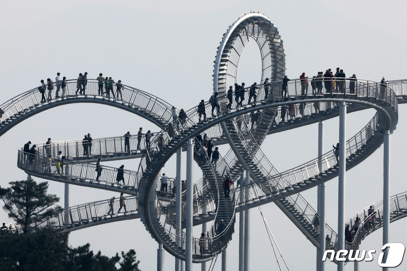 (포항=뉴스1) 최창호 기자 = 11일 경북 포항시 북구 환호해맞이공원을 찾은 관광객들이 스페이스 워크를 걷고 있다. 길이 333m, 높이 27m, 가로 60m, 세로25m 규모다 …