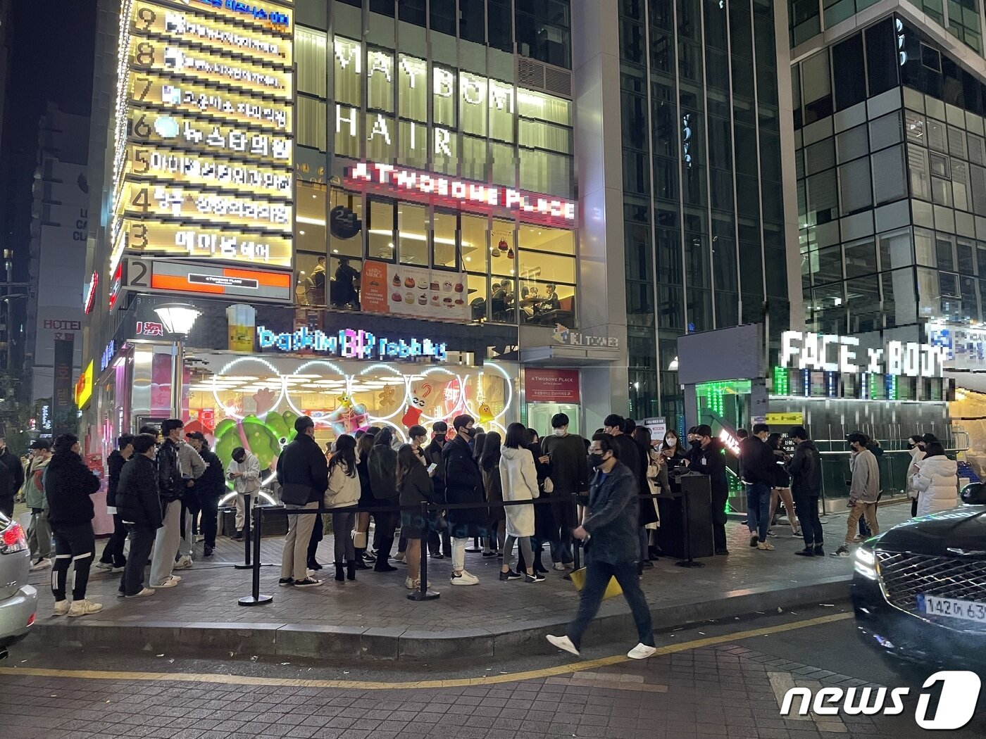 본문 이미지 - 11일 서울 강남역 주변 클럽 앞 모습. 한산한 식당가와 달리 인파가 몰려 있다.ⓒ 뉴스1 박재하 기자