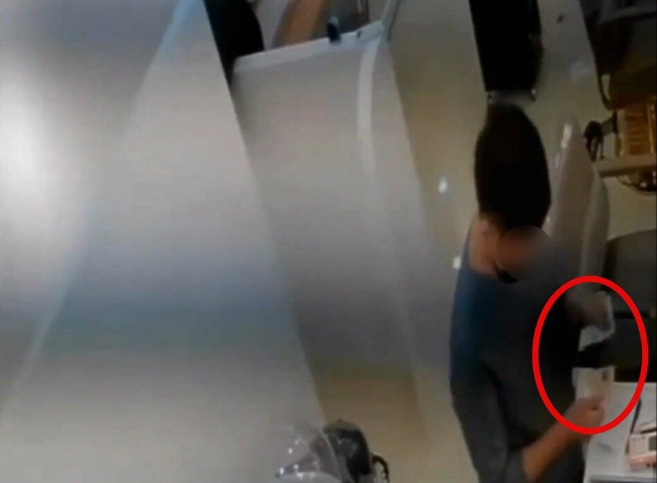 본문 이미지 - 이 남성은 염색과 커트 시술 후 6000원만 지불한 뒤 미용실을 빠져나갔다. (보배드림 갈무리) ⓒ 뉴스1