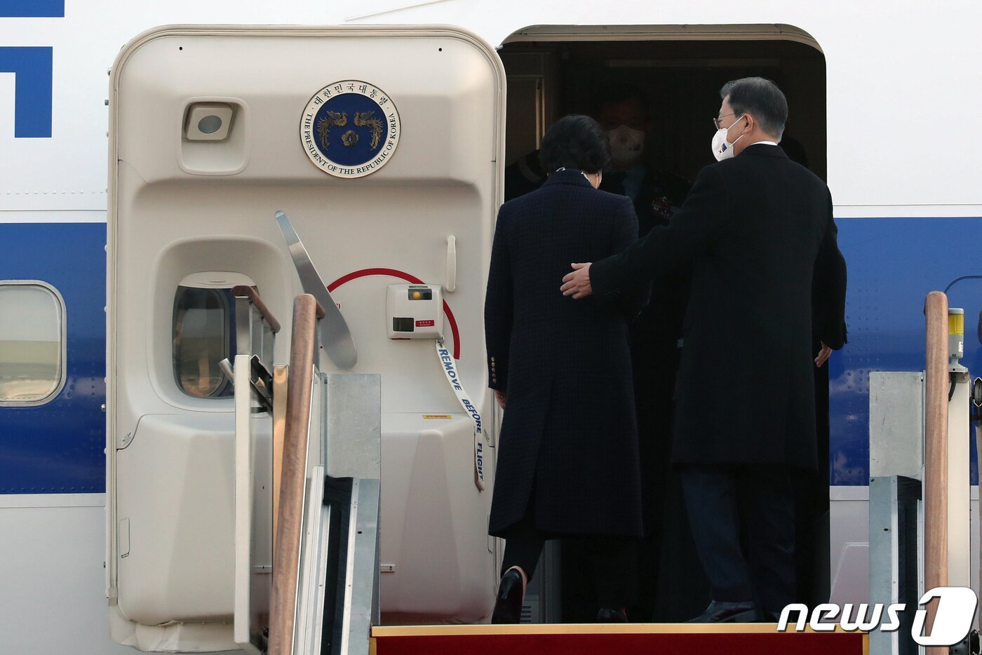 본문 이미지 - 문재인 대통령과 부인 김정숙 여사가 12일 오전 경기 성남시 서울공항에서 출국하기 위해 공군 1호기에 탑승하고 있다. 문 대통령은 스콧 모리슨 호주 총리 초청으로 국빈 방문을 위해 이날부터 오는 15일까지 3박4일간 일정으로 호주를 방문한다. 2021.12.12/뉴스1 ⓒ News1 황기선 기자