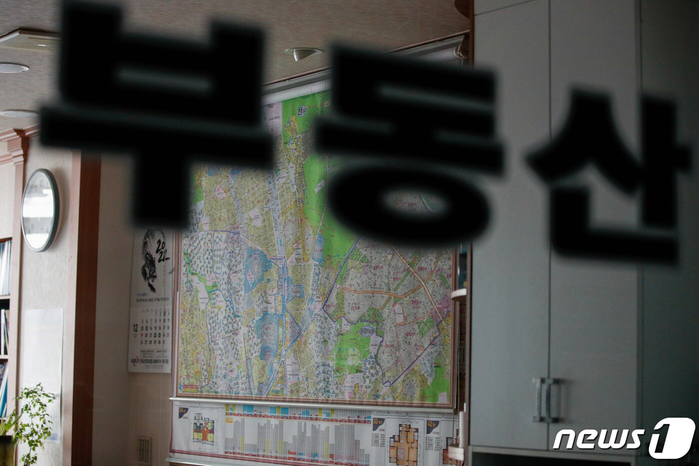 본문 이미지 - 서울 강북구 미아뉴타운의 한 공인중개사무소./뉴스1 ⓒ News1 안은나 기자